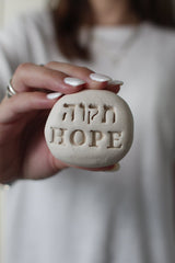 Ceramic stone with Hope (תקווה) in Hebrew and English – a handmade piece ideal for gifts or spiritual decor